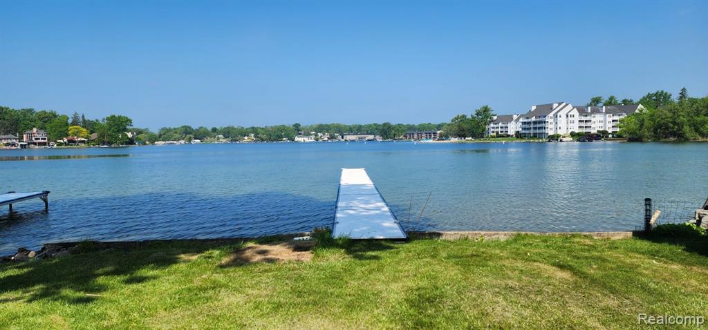 1384 Rossdale, Waterford, MI 48328