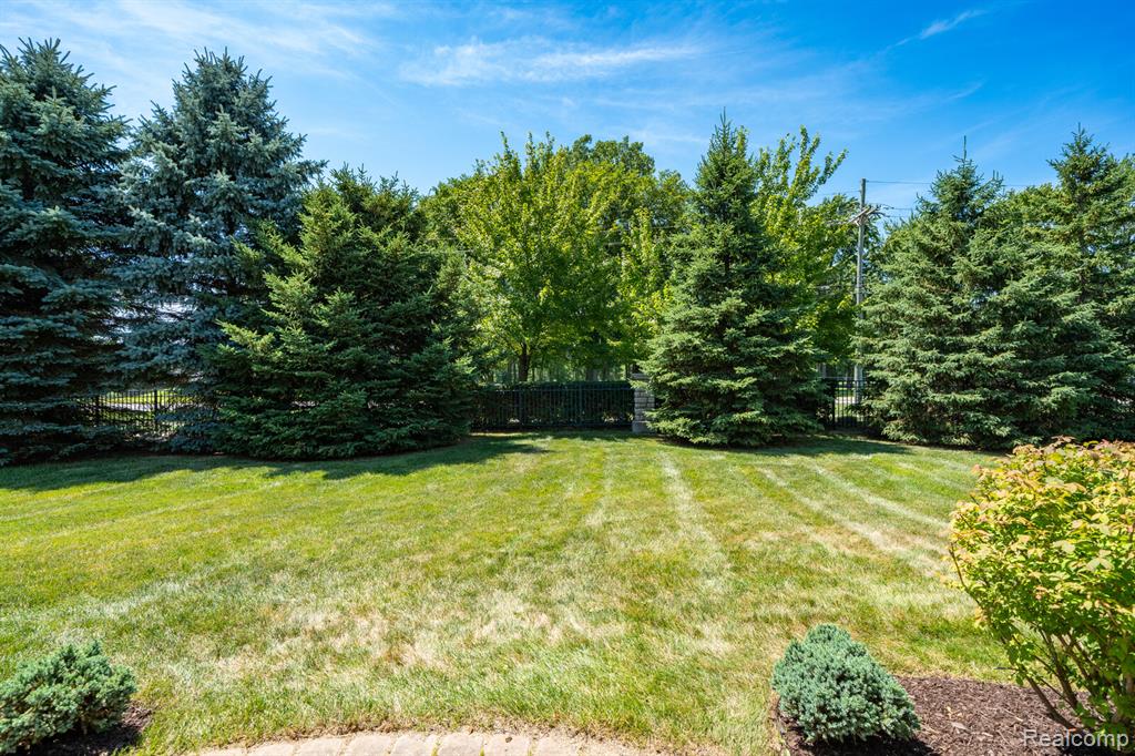 48073 Flatbush Circle, Macomb, MI 48042 — Photo 40