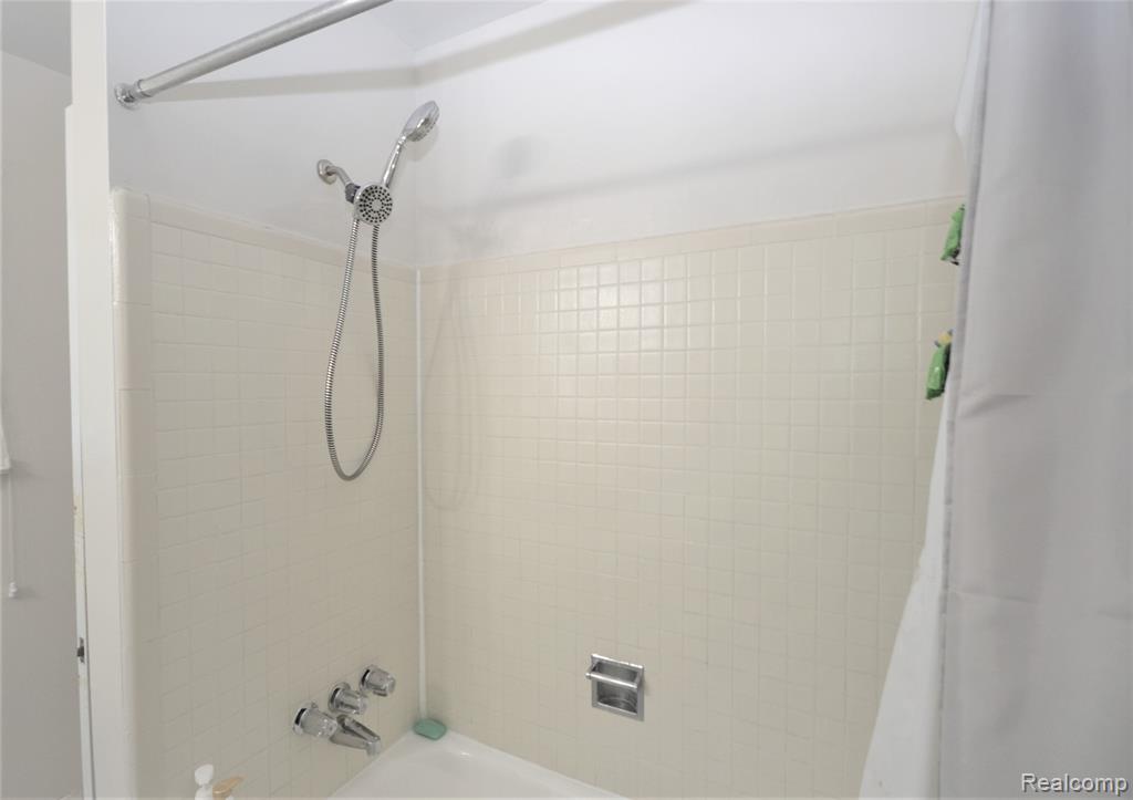 559 Fox Hills Drive N, Bloomfield Hills, MI 48304 — Photo 11