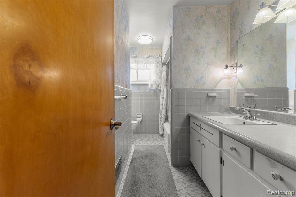 25429 Graceland Circle, Dearborn Heights, MI 48125 — Photo 24