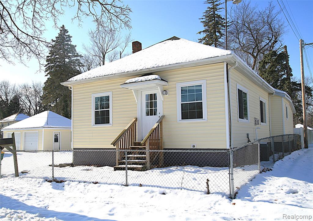 102 S Division Street, Durand, MI 48429 — front exterior