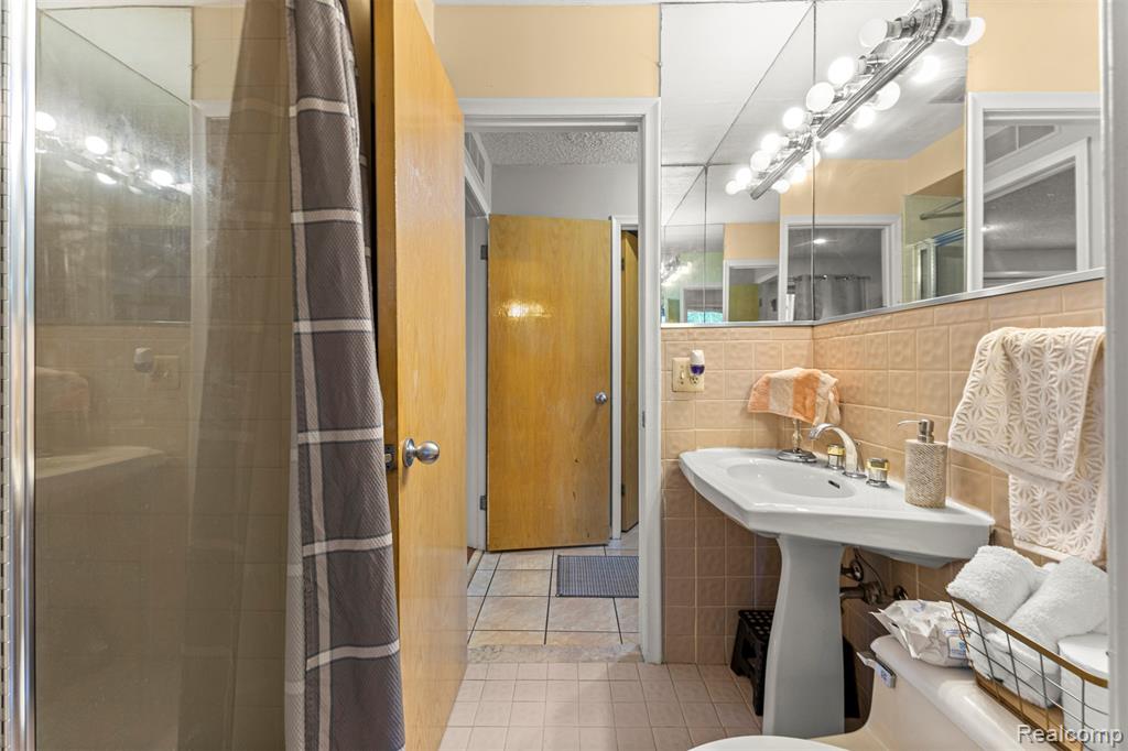 5589 Pembury, West Bloomfield, MI — Photo 43