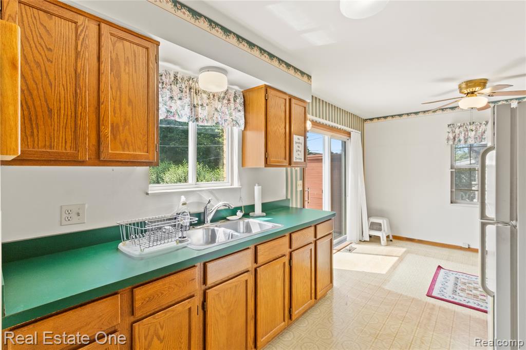 5955 BEECH DALY RD, Dearborn Heights, MI 48127 — Photo 6