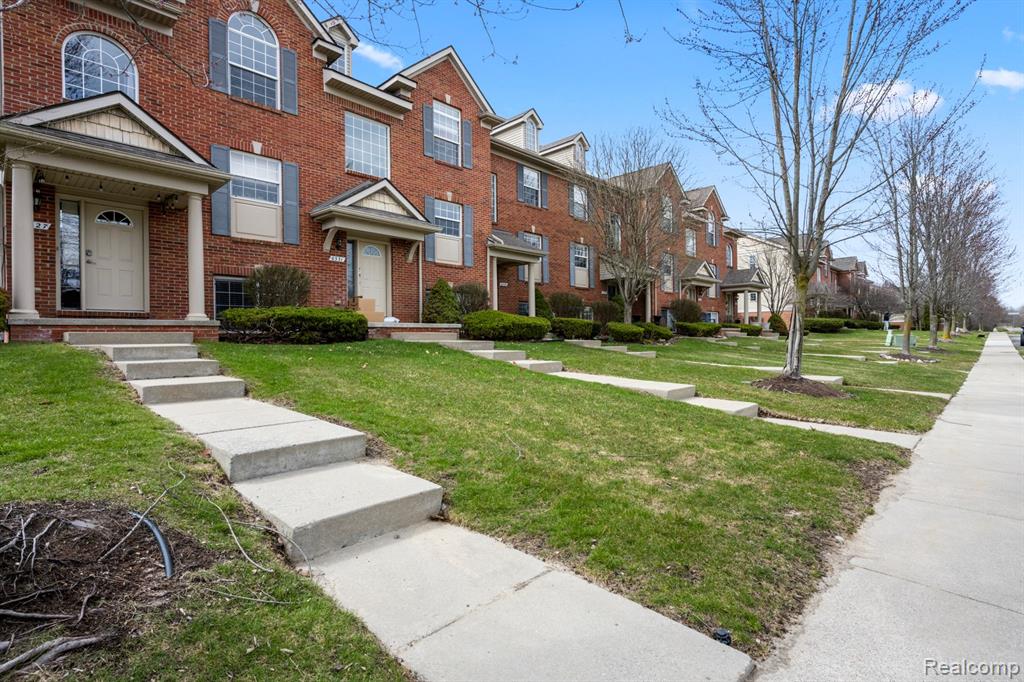 6335 Waldon Center Drive, Unit #16, Clarkston, MI — Photo 2
