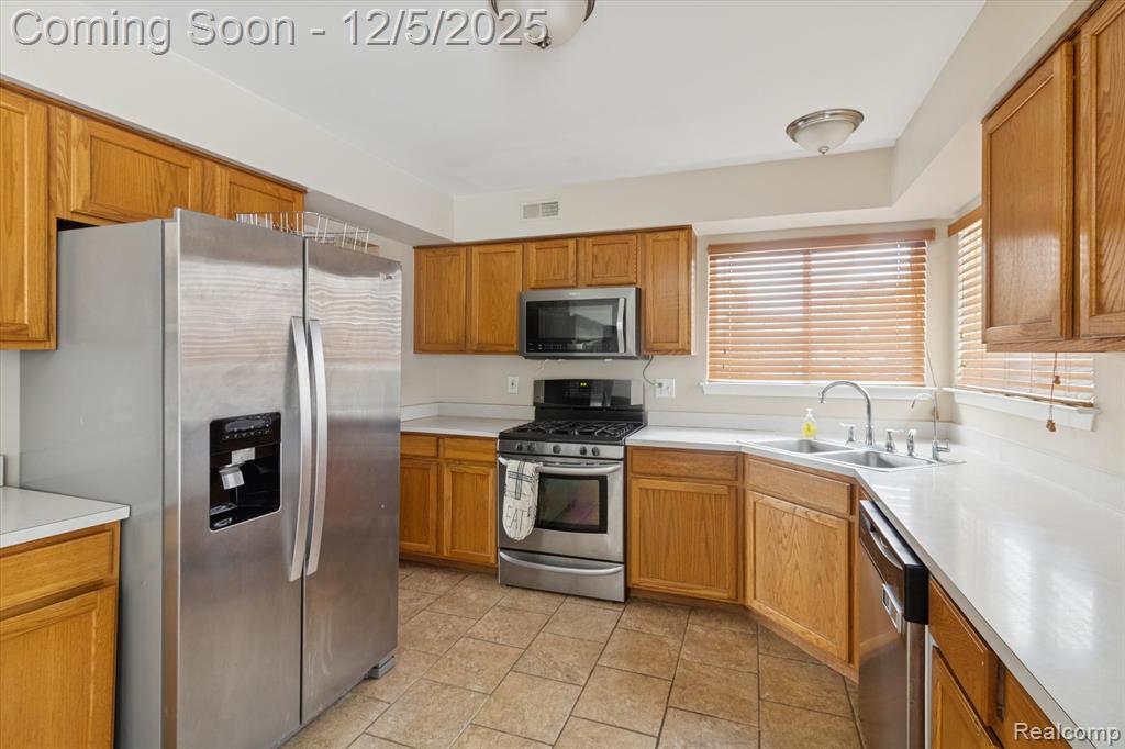41512 Pheasant Creek Drive, Canton, MI 48188 — Photo 12