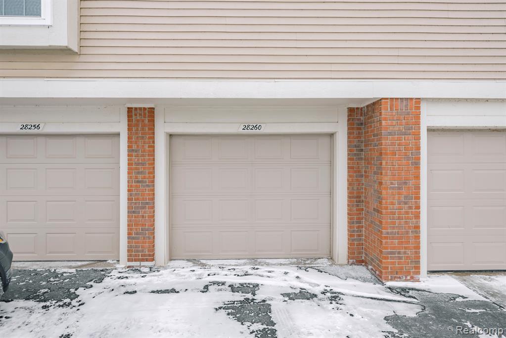 28260 OAKMONTE Circle E, New Hudson, MI 48165 — Photo 37