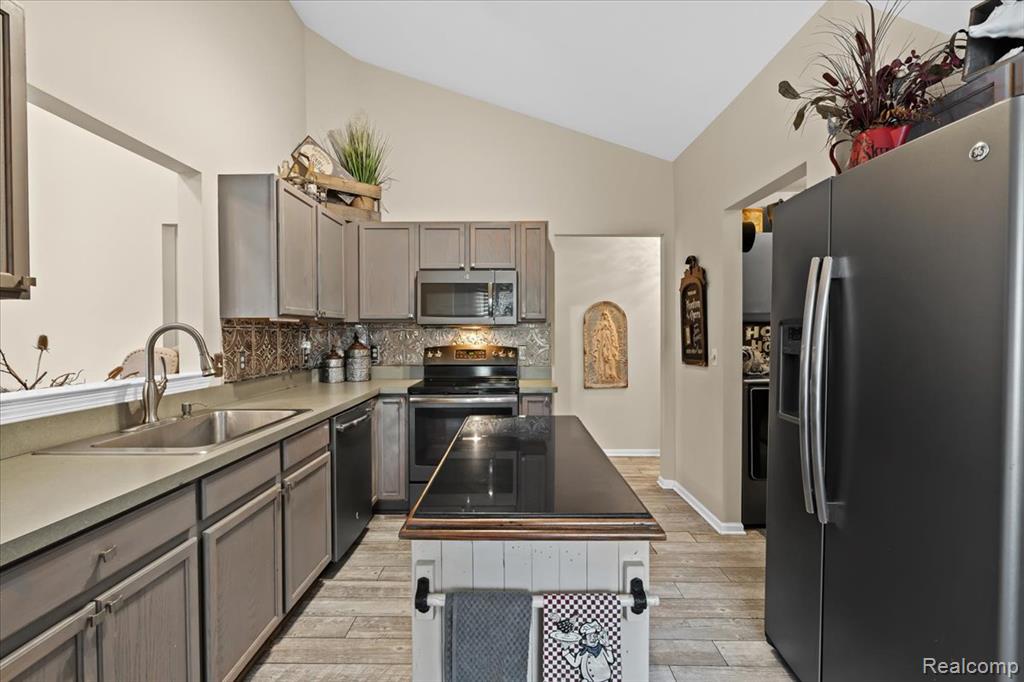5352 Pine Needle Drive, Grand Blanc, MI 48439 — Photo 8