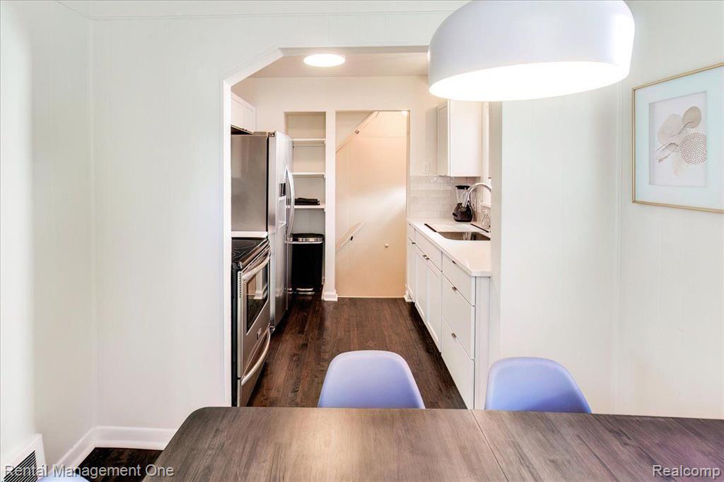 710 E 12 MILE Road, Royal Oak, MI 48073 — Photo 11