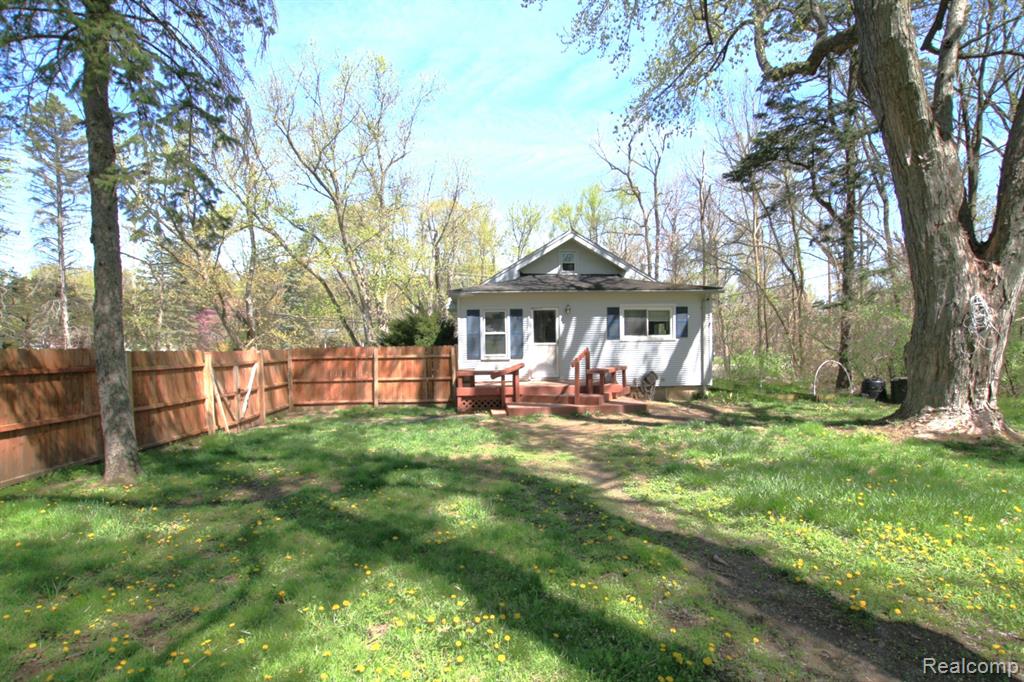 7035 PONTIAC LAKE Road, Waterford, MI 48327 — Photo 5
