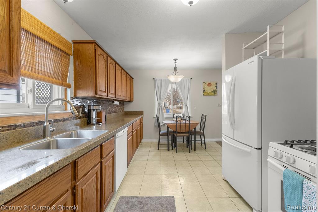 4928 RAYMOND Avenue, Dearborn Heights, MI 48125 — Photo 13