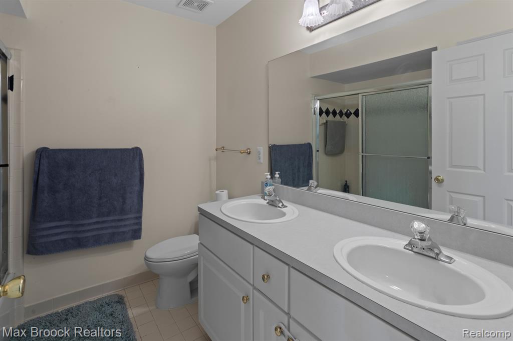55222 BOARDWALK Drive, Shelby Twp, MI 48316 — Photo 19
