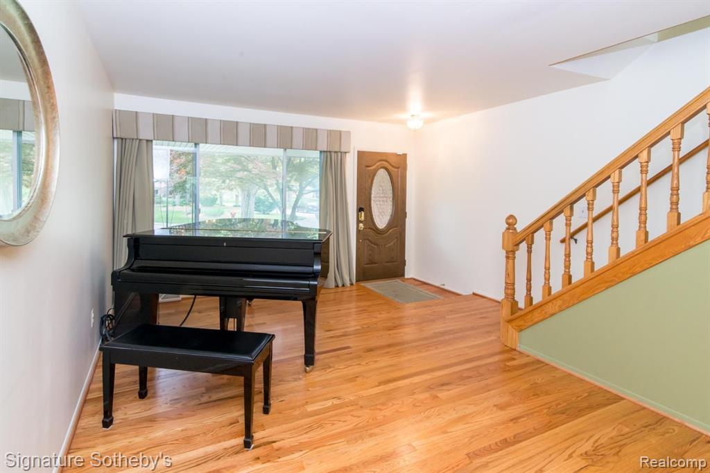 6279 WALKER Court, Troy, MI 48085 — Photo 2
