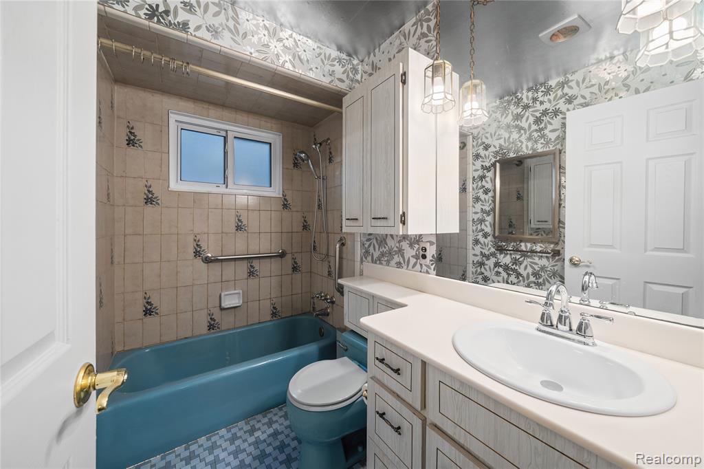 26916 Rouge River Drive, Dearborn Heights, MI 48127 — Photo 22
