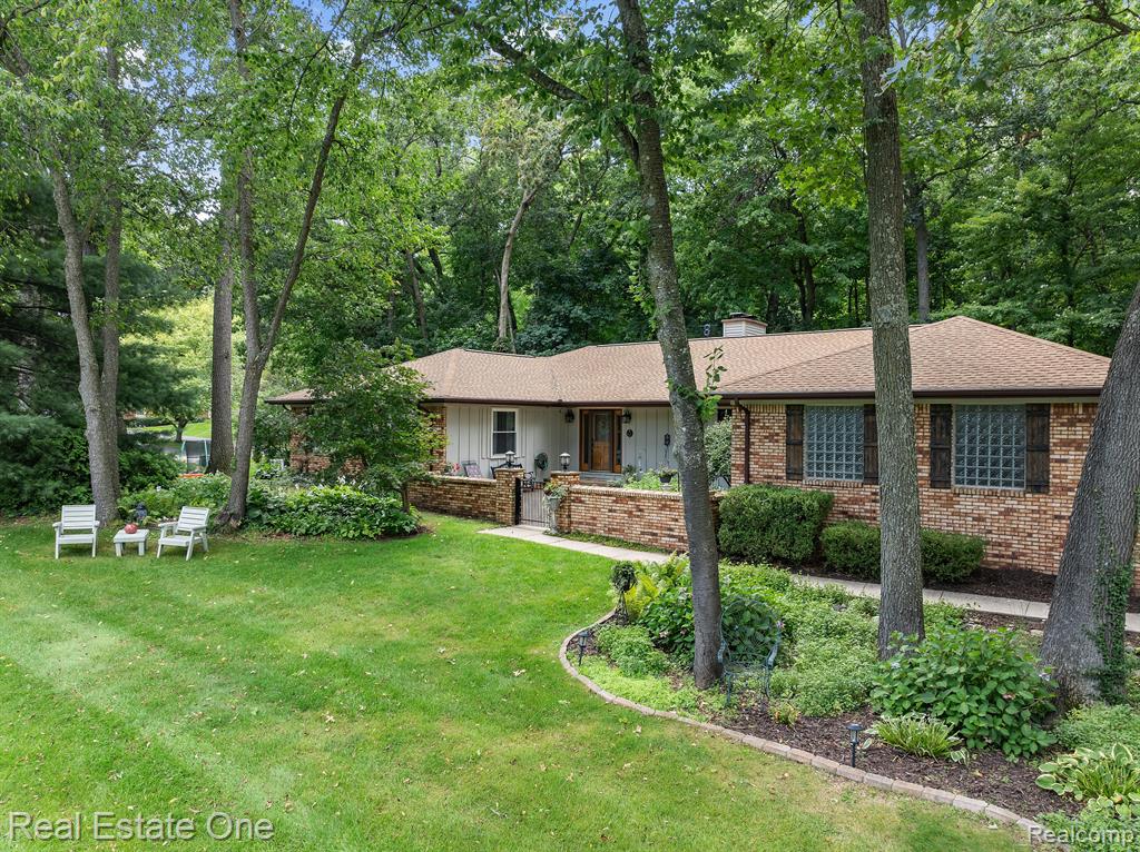 4884 SPLIT RAIL Drive, Brighton, MI 48114 — Photo 2