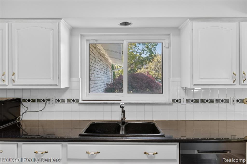 21730 Riverview Drive, Beverly Hills, MI 48025 — Photo 22