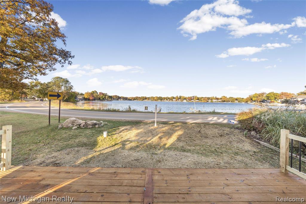 8665 Cooley Lake Road, Commerce Twp, MI 48382 — Photo 13