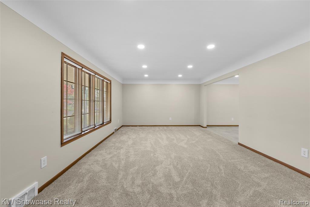 8362 Sunburst, Center Line, MI 48015 — Photo 13