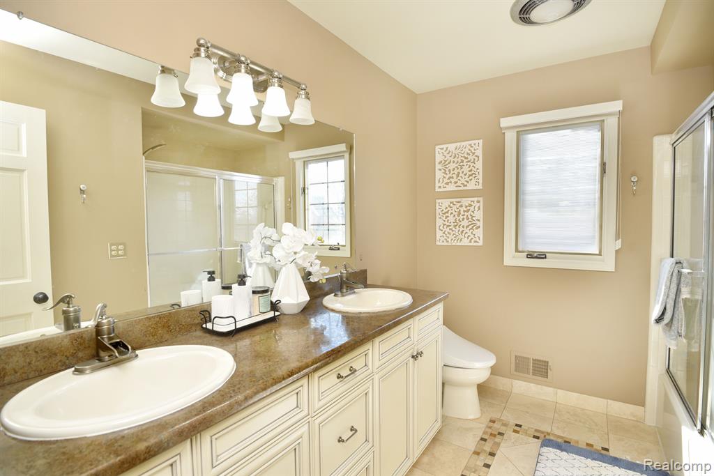 5687 GREENHILL Drive, Troy, MI 48098 — Photo 35
