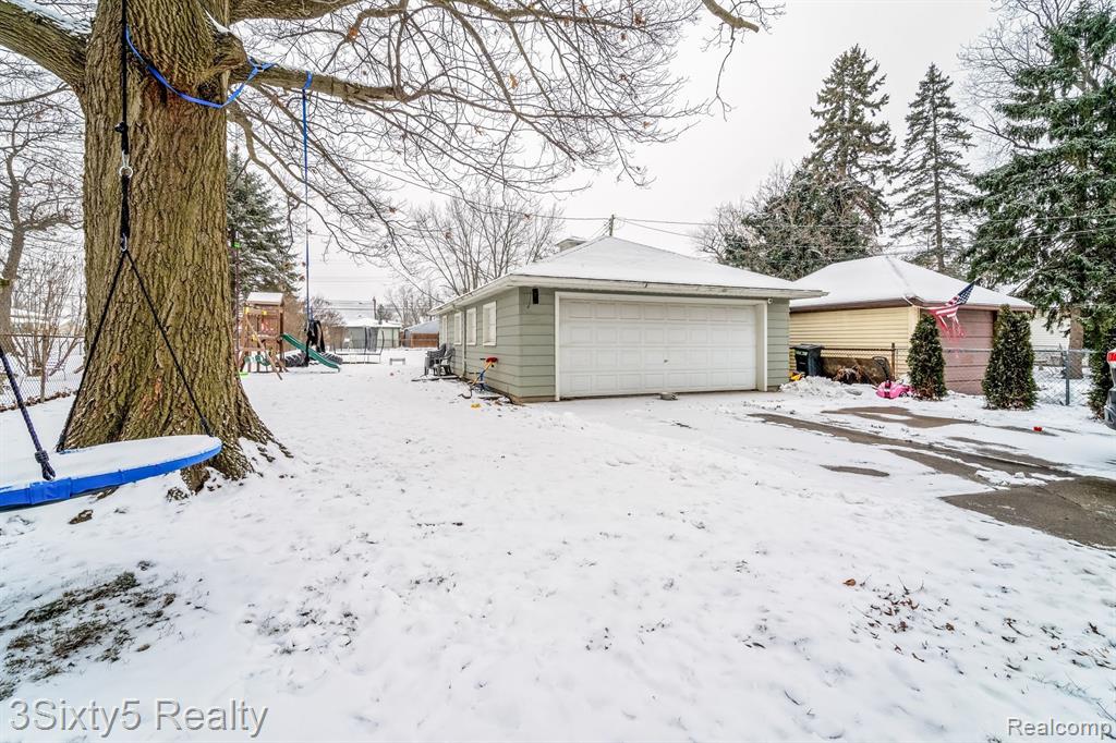 744 RIVERBANK Street, Wyandotte, MI 48192 — Photo 46