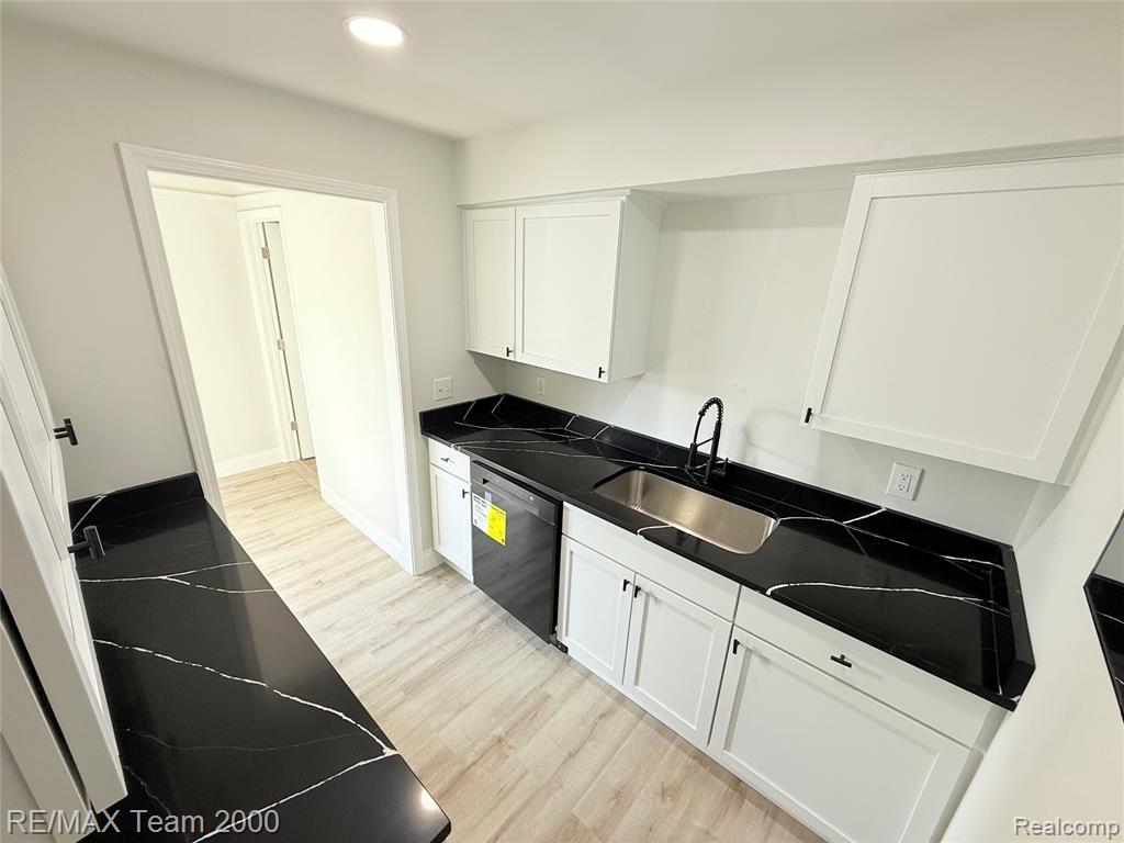 5729 S Beech Daly Street, Dearborn Heights, MI 48125 — Photo 5
