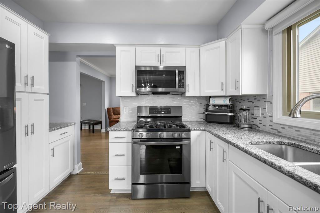 445 LEXINGTON Drive, Rochester Hills, MI 48307 — Photo 8