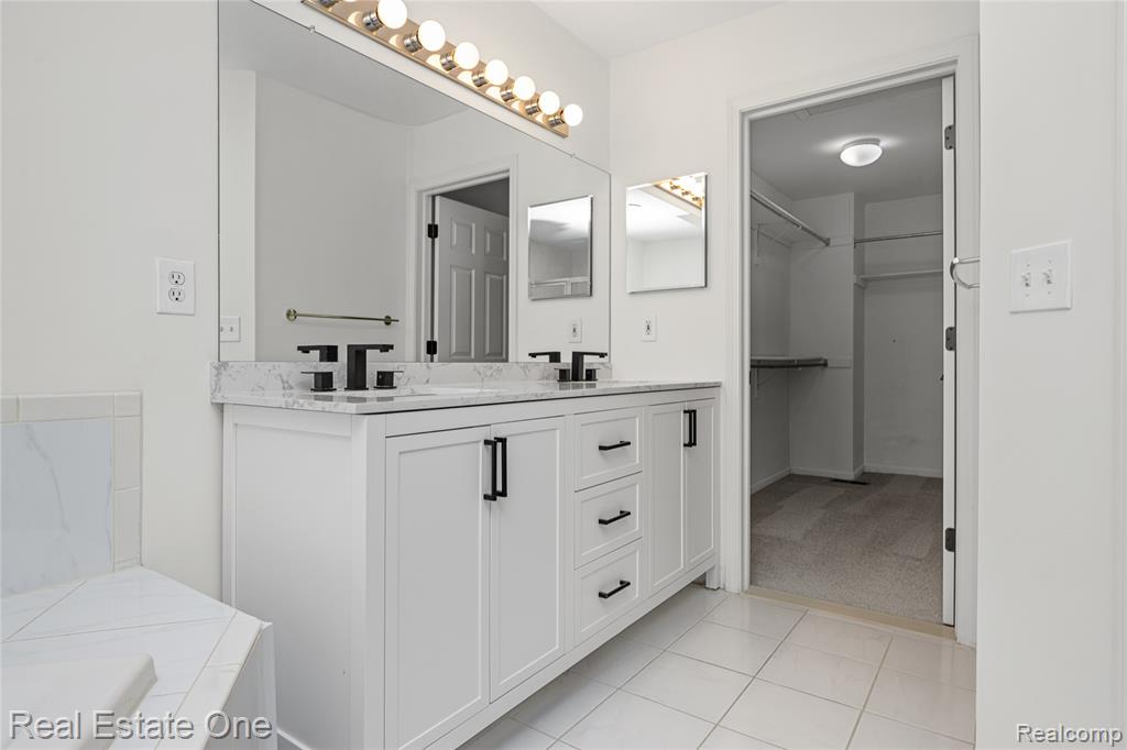 7382 Gateway Drive, West Bloomfield, MI — Photo 27