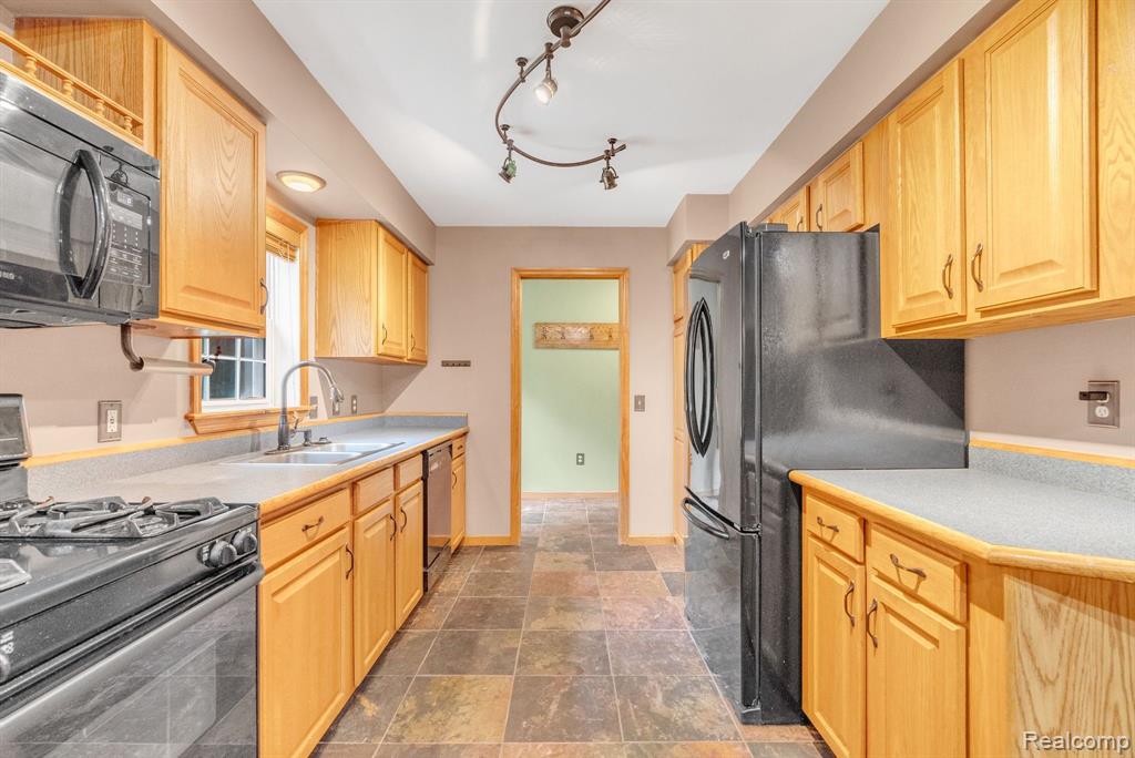 6917 CHASE LAKE Road, Fowlerville, MI 48836 — Photo 16