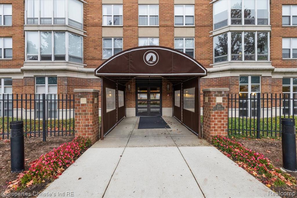 250 E Harbortown Drive, 705, Detroit, MI 48207 — Photo 5