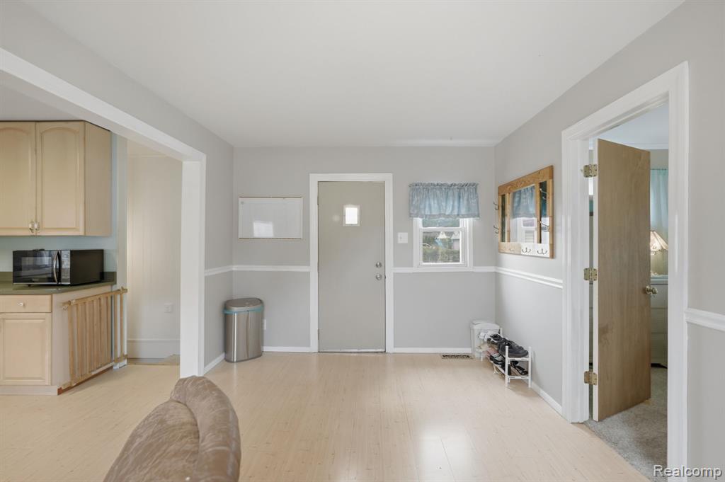 5735 N Silvery Lane, Dearborn Heights, MI 48127 — Photo 4