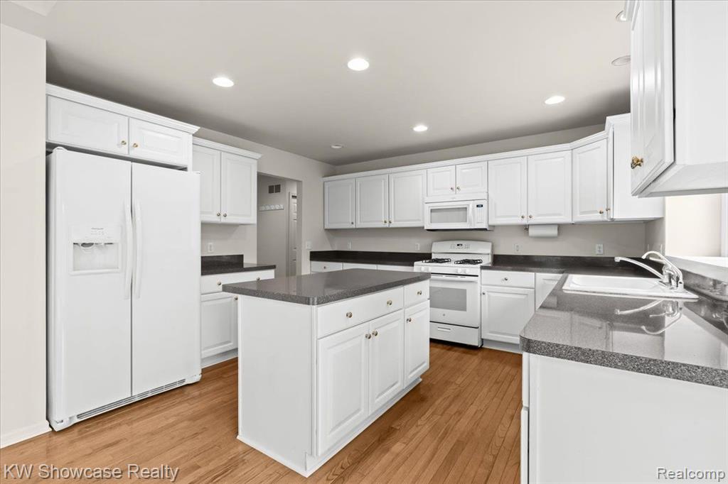 4870 LYTHAM Lane, Ann Arbor, MI 48103 — Photo 13