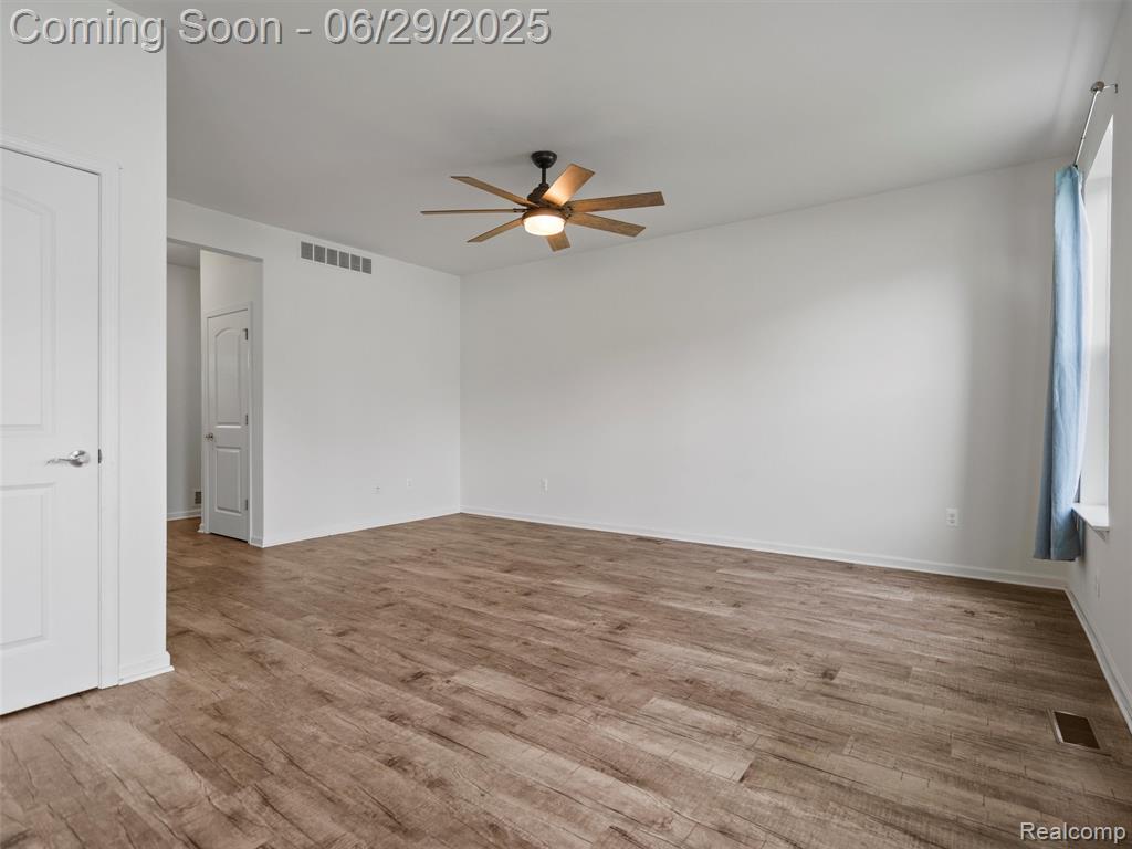 399 W DALLAS Avenue, Madison Heights, MI 48071 — Photo 14