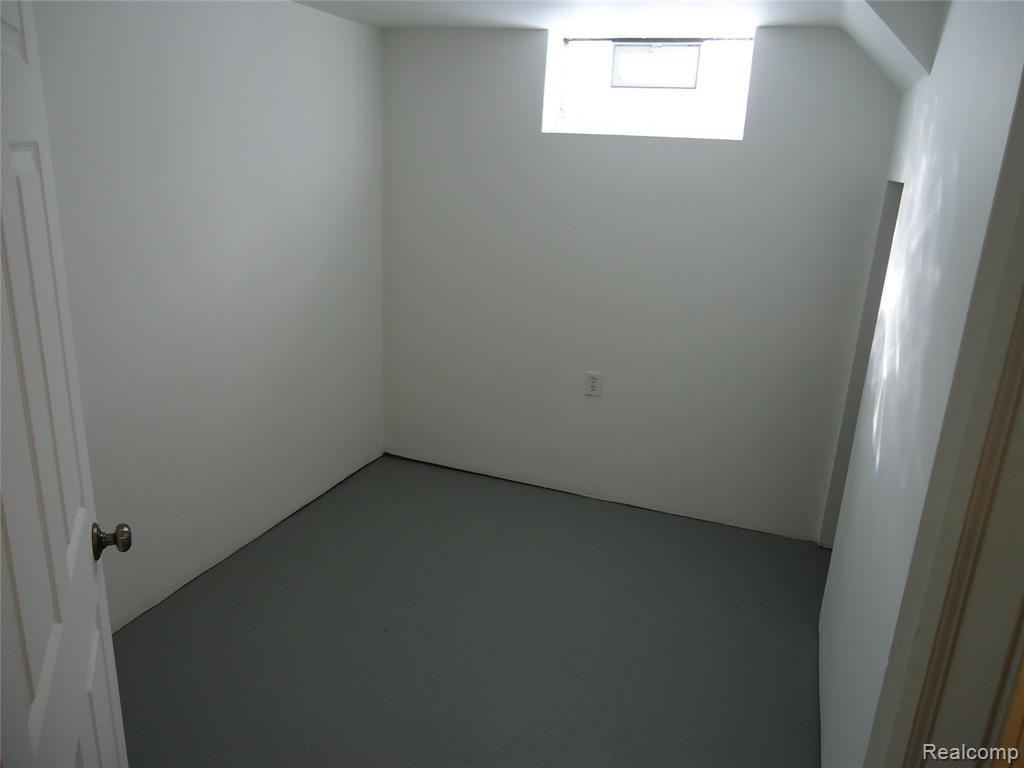 829 HUDSON Street, Wyandotte, MI 48192 — Photo 32
