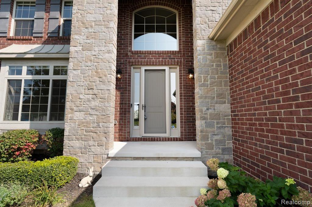 54806 BLACK HILLS Lane, Utica, MI 48316 — Photo 2