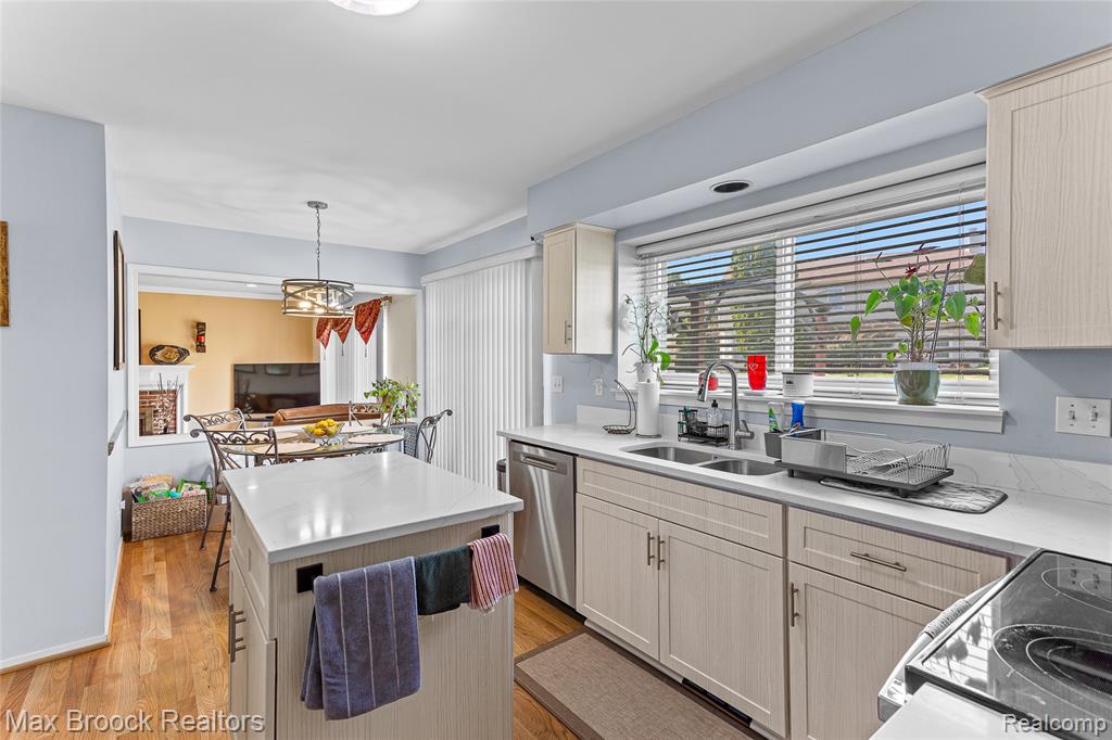 5492 Charrington Court, West Bloomfield, MI 48324 — Photo 15