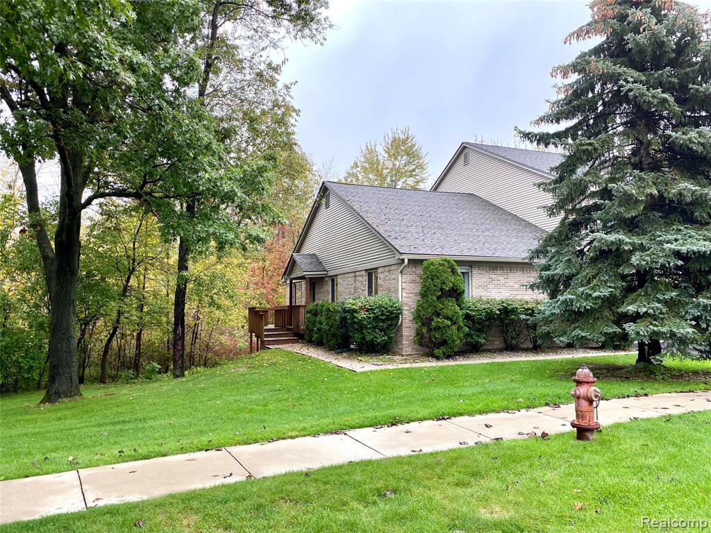 1099 Old Leake Court, Holly, MI 48442 — front exterior