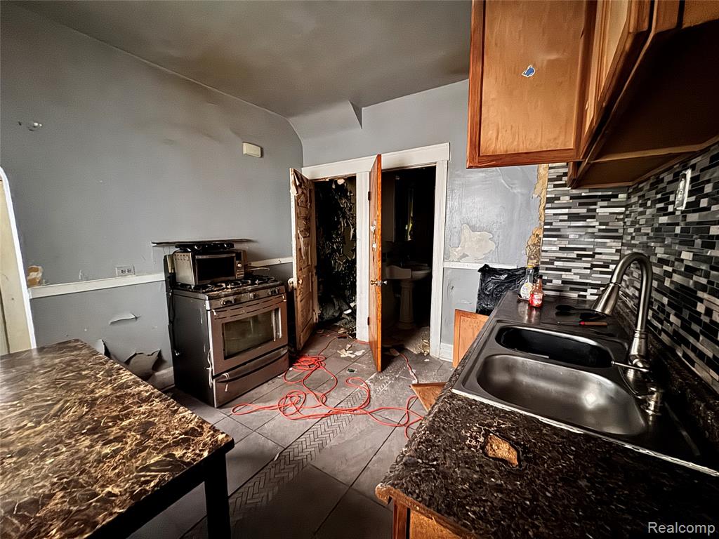 6026 Maxwell Street, Detroit, MI 48213 — Photo 9