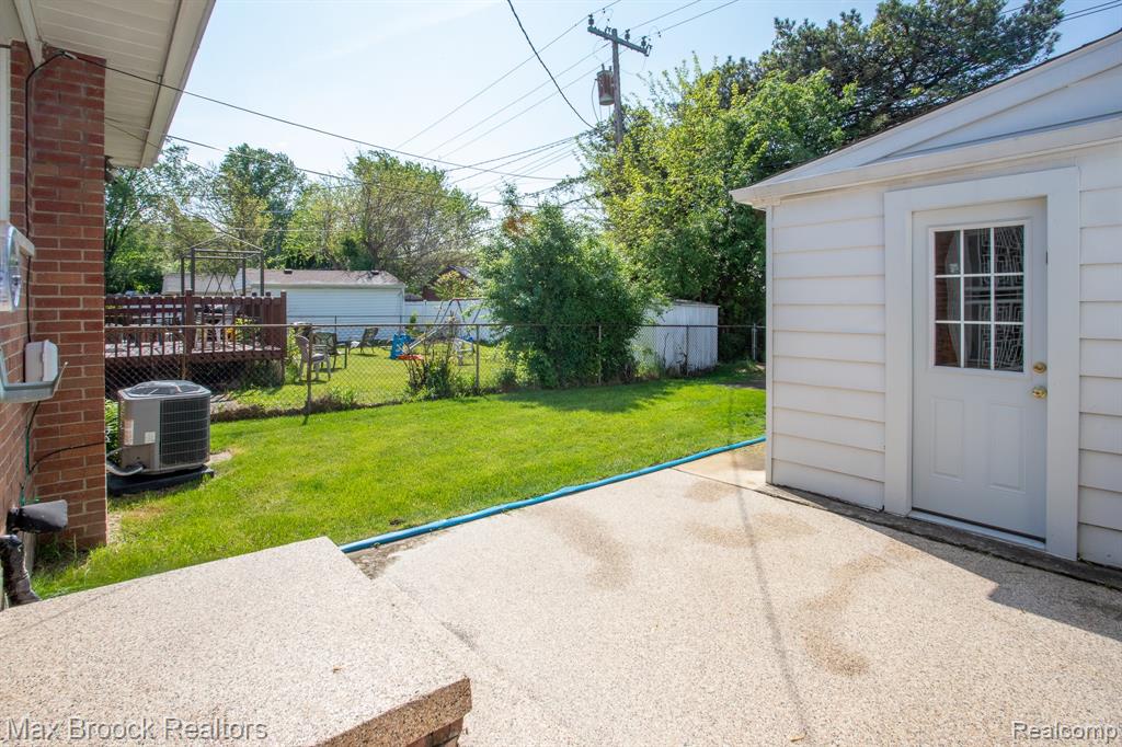 14271 Lincoln Street, Oak Park, MI 48237 — Photo 43
