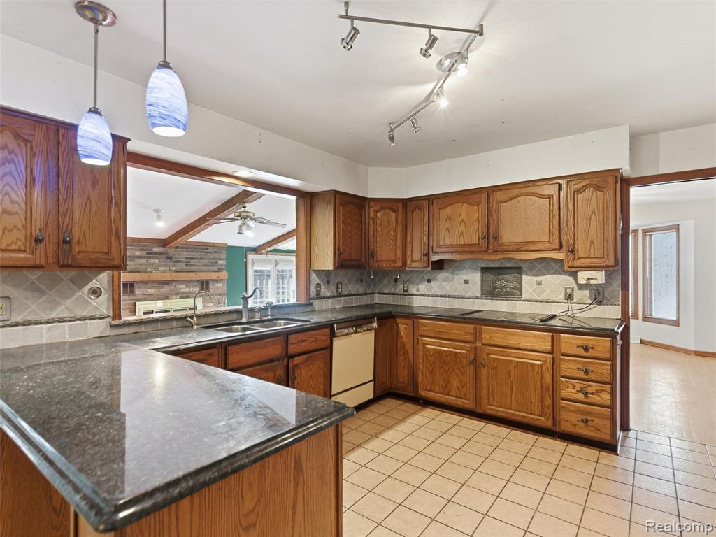 6400 Bridle Lane, Highland, MI 48356 — Photo 8