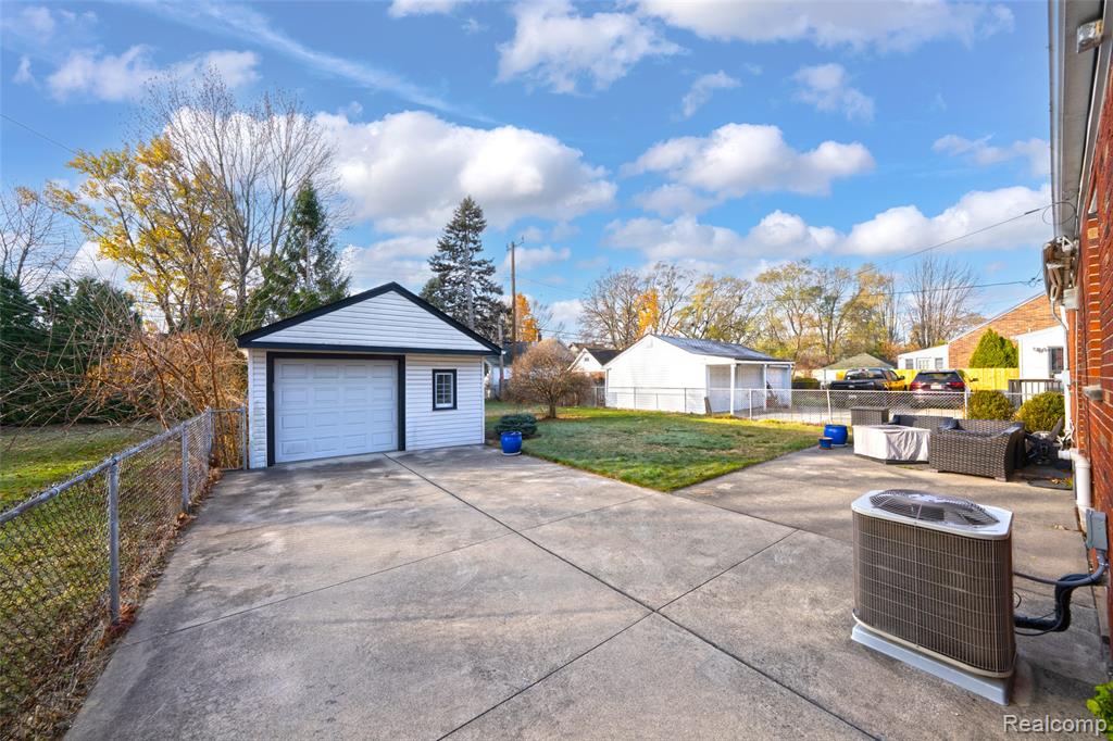 15560 CHARLES R AVE, Eastpointe, MI 48021 — Photo 16