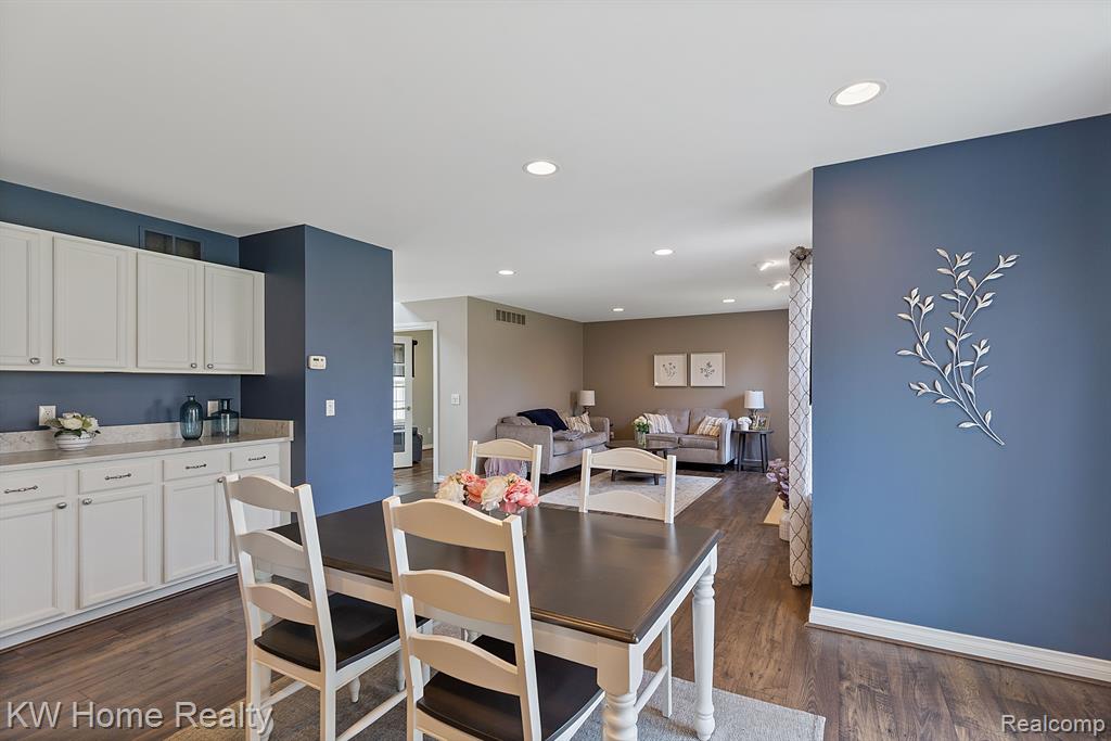 28642 OAKMONTE Circle W, New Hudson, MI 48165 — Photo 17