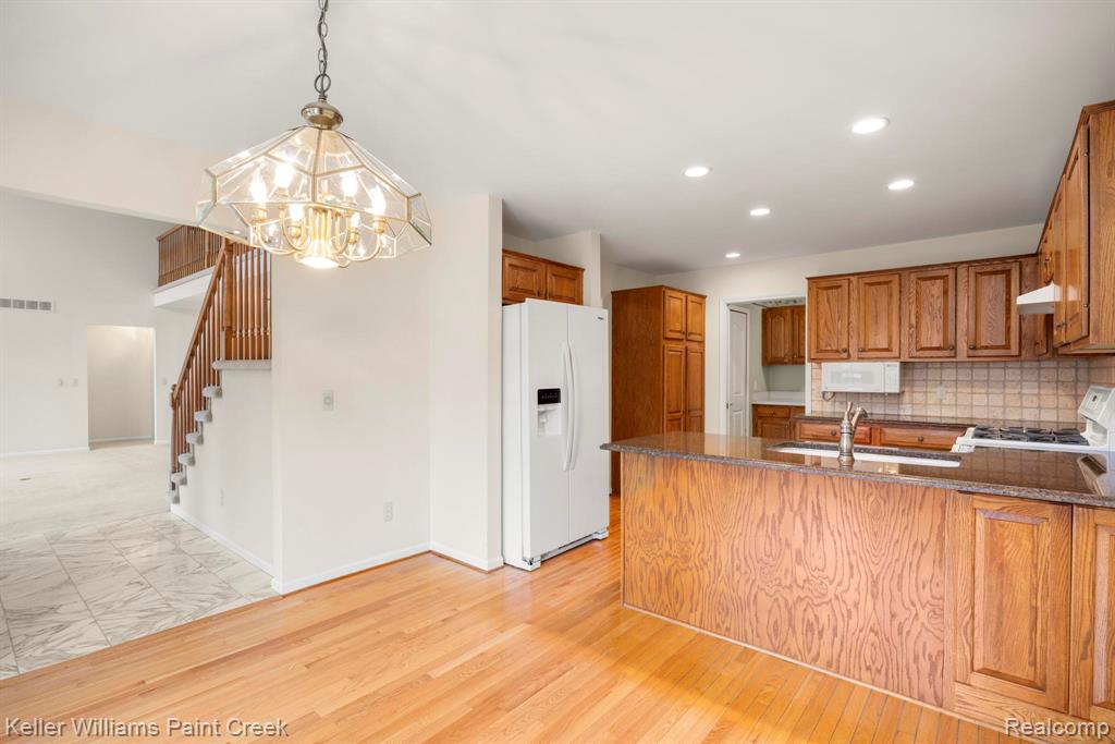 54710 Bellingham Drive, Utica, MI 48316 — Photo 12