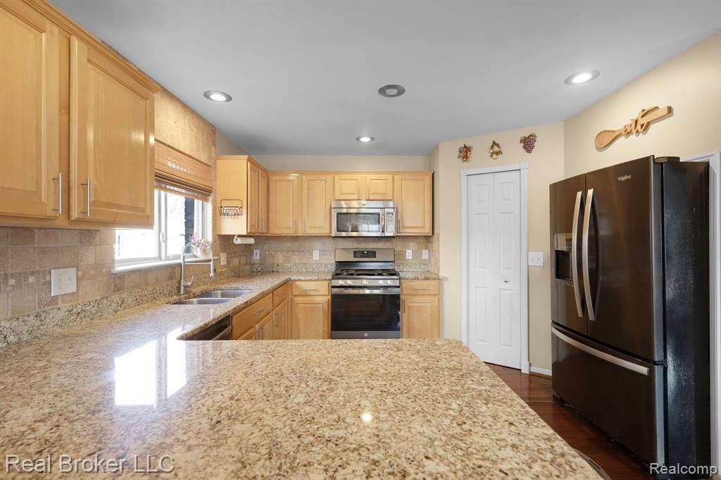 52391 WALNUT Drive, Chesterfield, MI 48047 — Photo 5