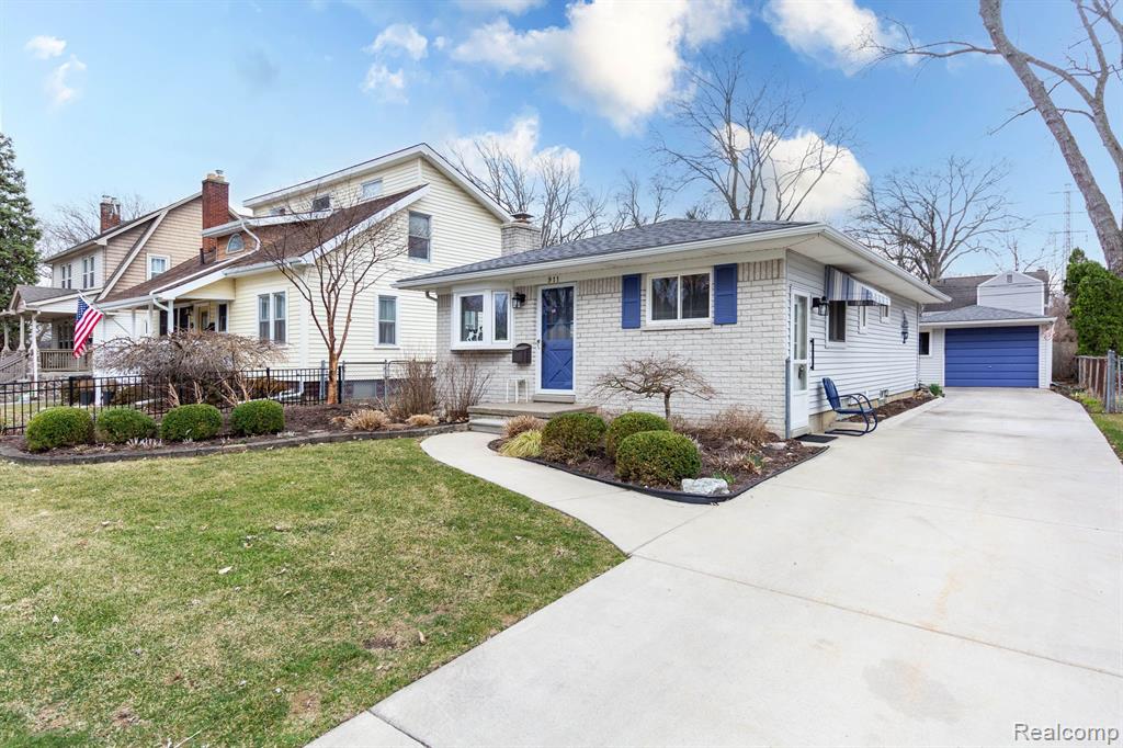 911 MAYFIELD Drive, Royal Oak, MI 48067 — Photo 2