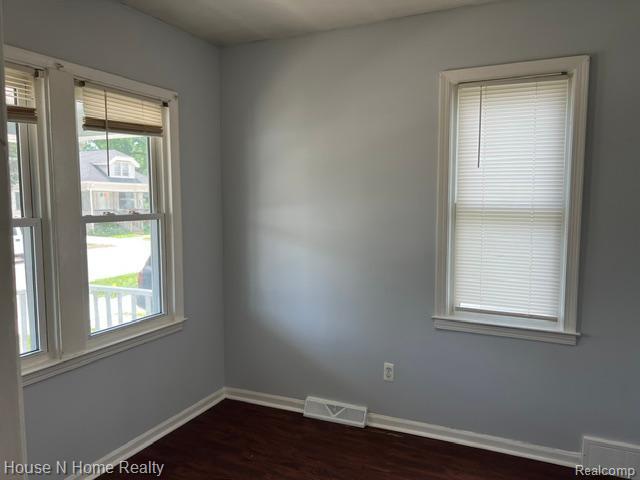 50 W Milton Avenue, Hazel Park, MI 48030 — Photo 8