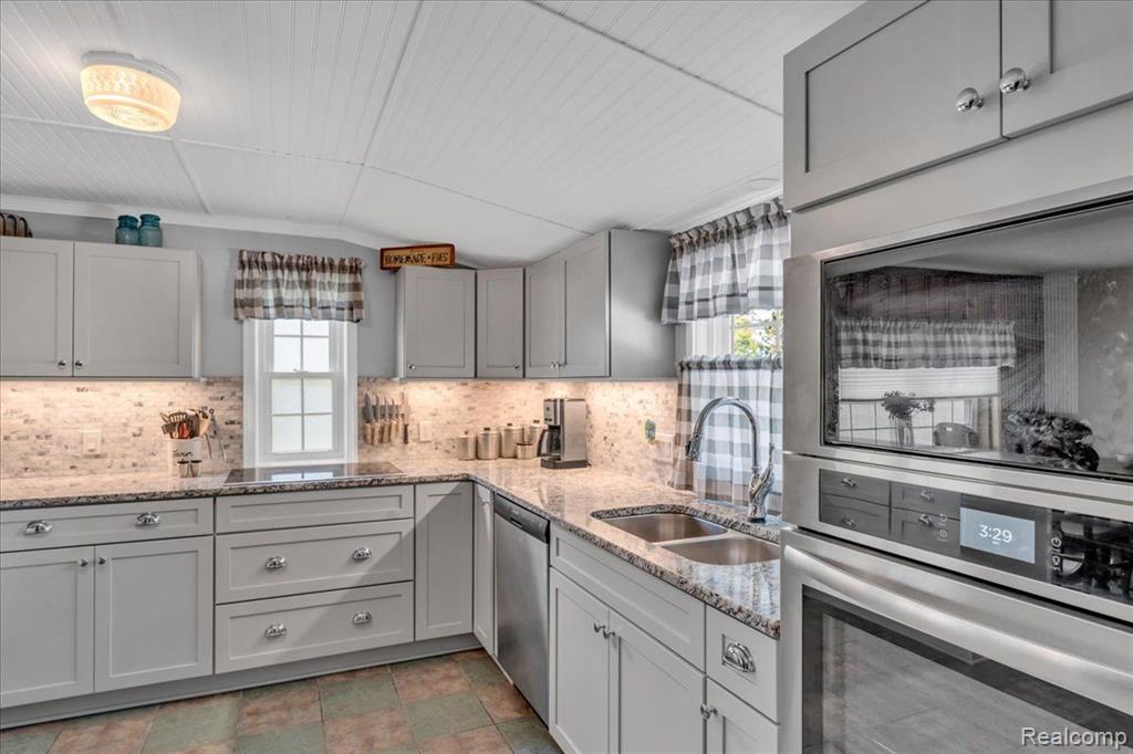 9055 CLINTON Street, Holly, MI 48442 — Photo 7