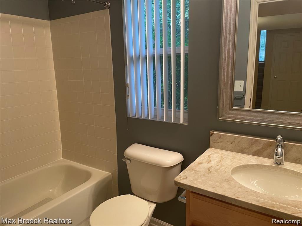 754 SANDALWOOD Drive, Troy, MI 48085 — Photo 29