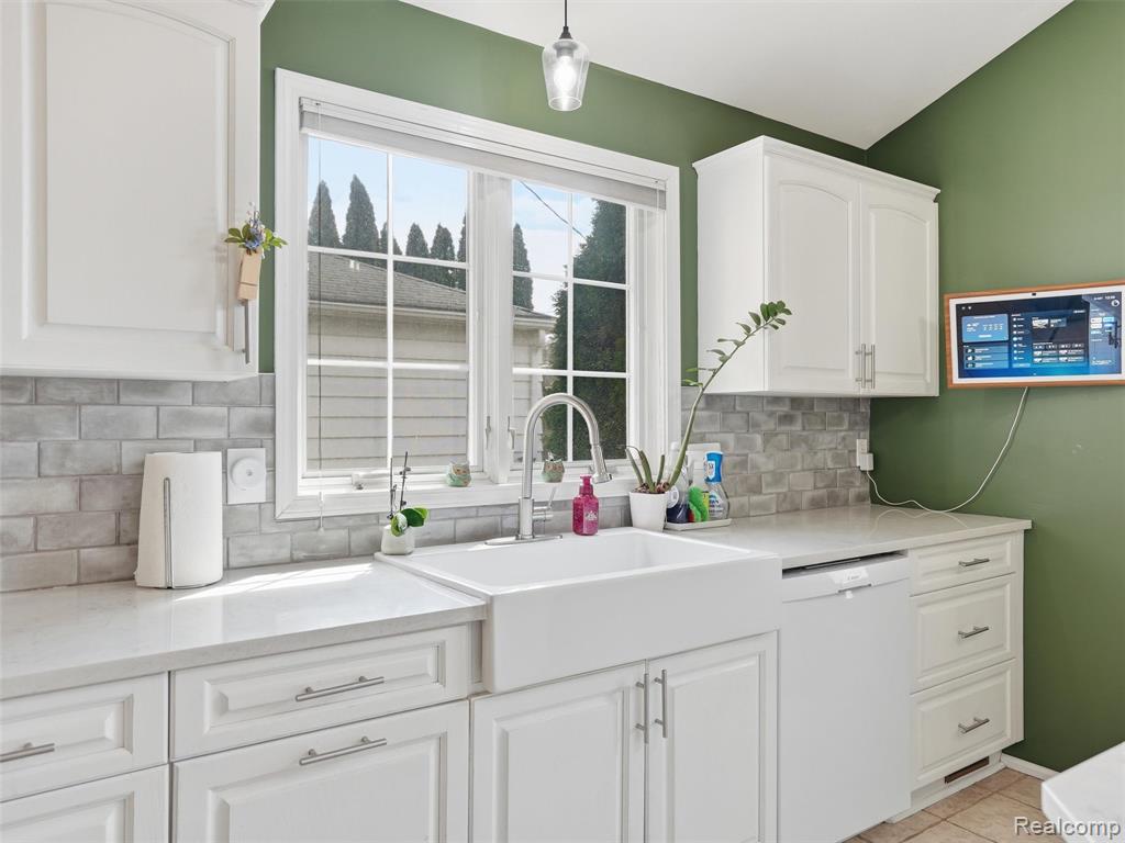 2073 Lochmoor Boulevard, Grosse Pointe Woods, MI 48236 — Photo 13