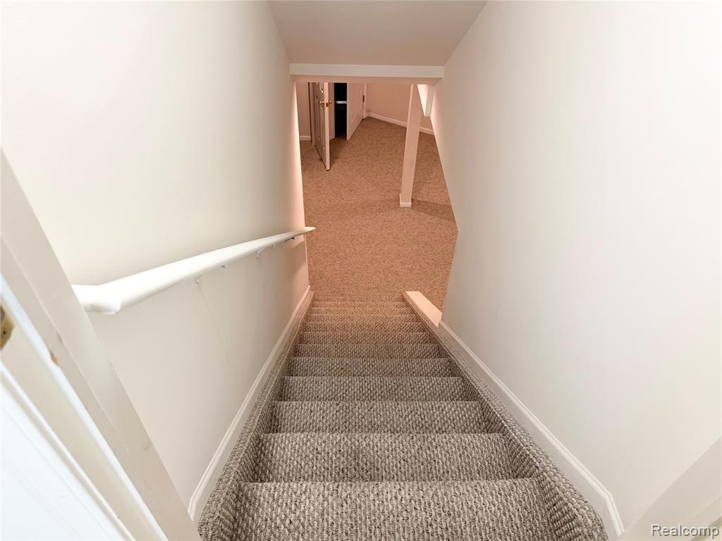 5765 Woodview Drive, Sterling Heights, MI 48314 — Photo 24