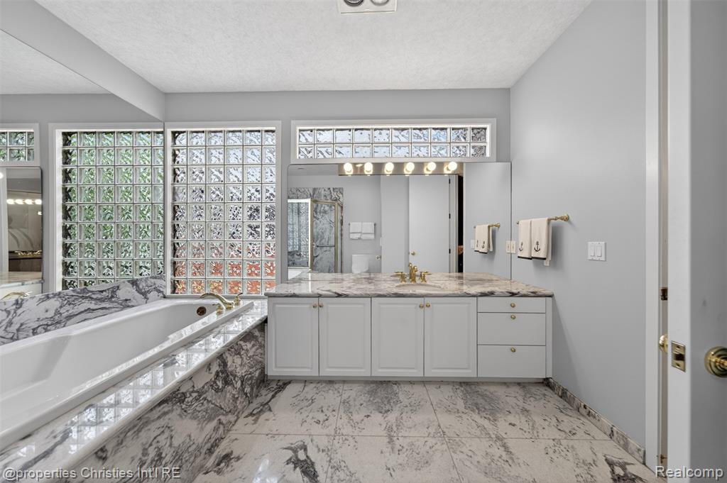 6390 Country Shire Lane, West Bloomfield, MI 48323 — Photo 29