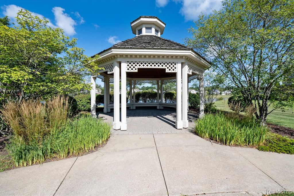 28256 Oakmonte Circle E, New Hudson, MI 48165 — Photo 2